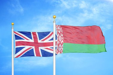 Birleşik Krallık ve Belarus bayrak direkleri ve mavi bulutlu arka planda iki bayrak