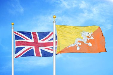 Birleşik Krallık ve Bhutan bayrak direkleri ve mavi bulutlu arka planda iki bayrak