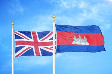 Birleşik Krallık ve Kamboçya bayrak direkleri ve mavi bulutlu arka planda iki bayrak