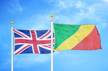 Birleşik Krallık ve Kongo bayrak direkleri ve mavi bulutlu arka planda iki bayrak