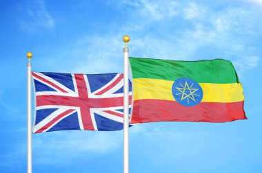 Birleşik Krallık ve Etiyopya bayrak direkleri ve mavi bulutlu arka planda iki bayrak