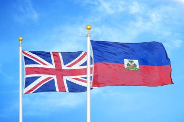 Birleşik Krallık ve Haiti bayrak direkleri ve mavi bulutlu arka planda iki bayrak