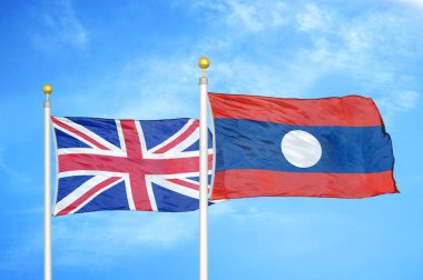 Birleşik Krallık ve Laos bayrak direkleri üzerinde iki bayrak ve mavi bulutlu arka plan