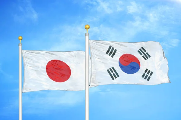 Japonia Korea Południowa Dwie Flagi Maszcie Flagowym Niebieskie Zachmurzone Tło — Zdjęcie stockowe