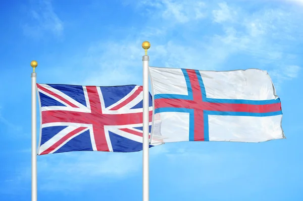 Reino Unido Islas Feroe Dos Banderas Sobre Asta Bandera Fondo —  Fotos de Stock