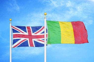 Birleşik Krallık ve Mali bayrak direkleri üzerinde iki bayrak ve mavi bulutlu arka plan