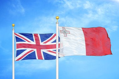 Birleşik Krallık ve Malta bayrak direkleri ve mavi bulutlu arka planda iki bayrak