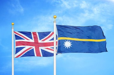 Birleşik Krallık ve Nauru bayrak direkleri ve mavi bulutlu arka planda iki bayrak