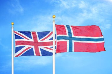 Birleşik Krallık ve Norveç bayrak direkleri ve mavi bulutlu arka planda iki bayrak