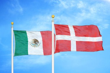Meksika ve Danimarka bayrak direkleri ve mavi bulutlu arka planda iki bayrak