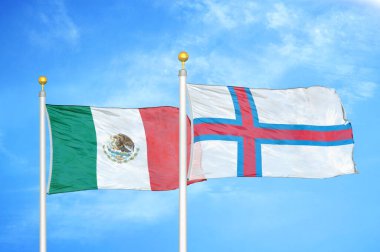 Meksika ve Faroe Adaları bayrak direkleri ve mavi bulutlu arka planda iki bayrak