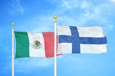 Meksika ve Finlandiya bayrak direkleri ve mavi bulutlu arka planda iki bayrak