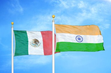 Meksika ve Hindistan bayrak direğinde iki bayrak ve mavi bulutlu arka plan