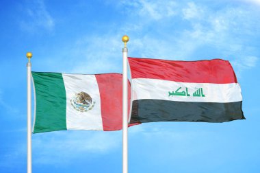 Meksika ve Irak bayrak direkleri üzerinde iki bayrak ve mavi bulutlu arka plan