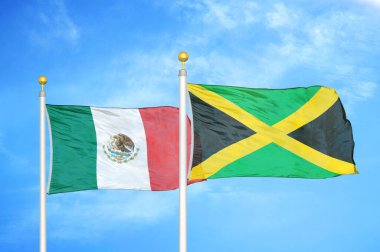 Meksika ve Jamaika bayrak direkleri ve mavi bulutlu arka planda iki bayrak