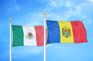 Meksika ve Moldova bayrak direkleri ve mavi bulutlu arka planda iki bayrak