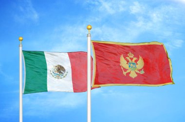 Meksika ve Karadağ bayrak direkleri ve mavi bulutlu arka planda iki bayrak