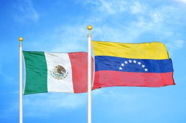 Meksika ve Venezuela bayrak direğinde iki bayrak ve mavi bulutlu arka plan
