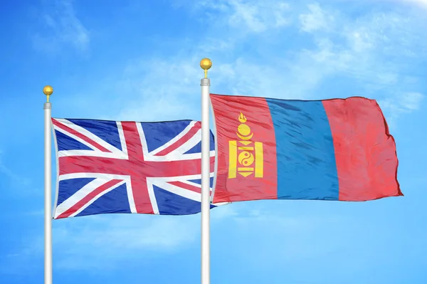 Reino Unido Mongolia Dos Banderas Sobre Asta Bandera Fondo Azul — Foto de Stock