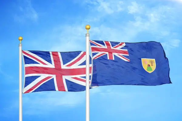 Великобритания Теркс Кайкос Два Флага Флагштоках Голубом Облачном Фоне Неба — стоковое фото