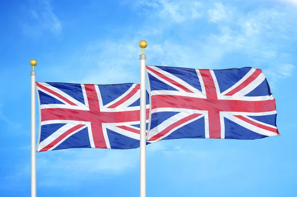 Reino Unido Dos Banderas Sobre Asta Bandera Fondo Azul Cielo — Foto de Stock