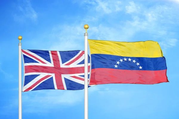 Reino Unido Venezuela Dos Banderas Sobre Asta Bandera Fondo Azul —  Fotos de Stock