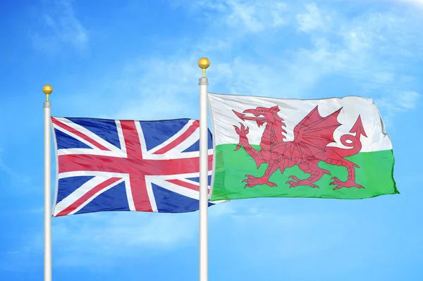 Reino Unido País Gales Duas Bandeiras Postes Bandeira Azul Céu — Fotografia de Stock