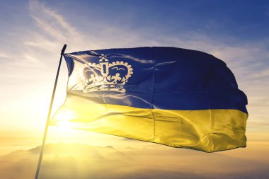 Kanada 'dan Saskatchewan' lı Regina. Güneşin en tepedeki sisinde sallanan tekstil kumaşı.