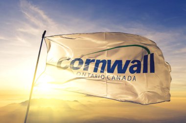 Kanada 'lı Ontario' nun Cornwall 'u. Güneşin en tepedeki sisinde sallanan tekstil kumaşı.
