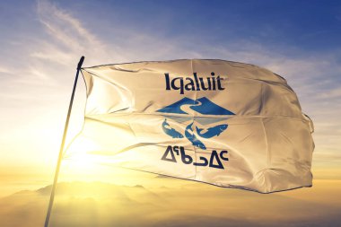 Kanadalı Nunavut 'un Iqaluit' i. Güneşin en tepedeki sisinde sallanan tekstil kumaşı.