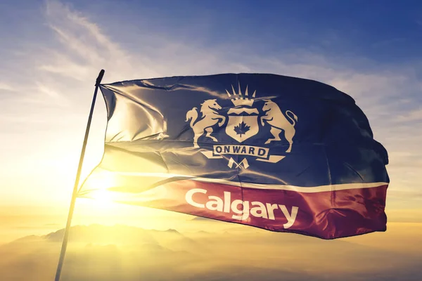 Calgary Alberta Canadá Bandera Tela Tela Ondeando Parte Superior Niebla — Foto de Stock
