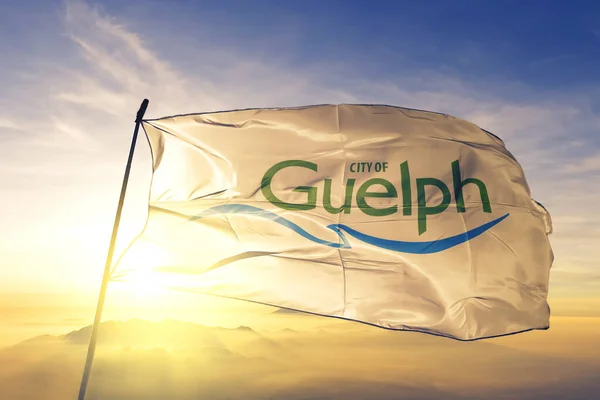Kanadalı Ontario Guelph. Güneşin en tepedeki sisinde sallanan tekstil kumaşı.