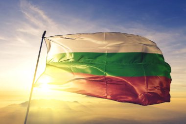 Kolombiya 'nın en üstteki sisli gündoğumunda sallanan tekstil kumaşı manyakları.