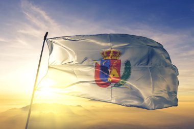 Peru bayrak kumaşının Cajamarca 'sı. Güneşin en tepedeki sisinde sallanıyor.