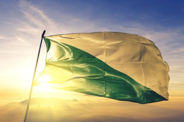 Peru bayrağından Huanuco. Kumaş kumaş. Güneşin en tepedeki sisinde sallanıyor.