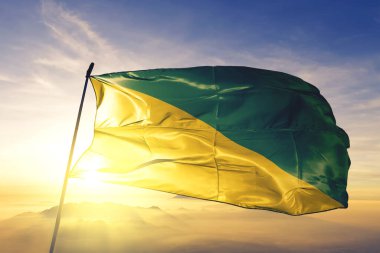 Peru bayrağı kumaş kumaşının Ica 'sı en üstteki gün doğumu sisinde sallanıyor