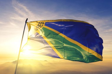 Peru bayrak kumaşının tümörleri en üstteki gün doğumu sisinde sallanıyor.