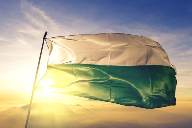 Ekvador bayrağının Esmeraldas 'ı. Tekstil kumaşı. Güneşin en tepedeki sisinde sallanıyor.