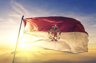 Ekvador bayraklı Ibarra. Kumaş kumaş. Güneşin en tepedeki sisinde sallanıyor.