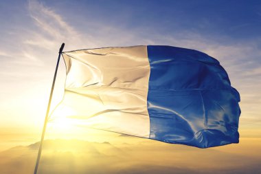 Belçika 'nın Arlon Lüksemburg bayrağı. Tekstil kumaşı. Güneşin en tepedeki sisinde sallanıyor.