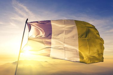 Belçika 'nın Hainaut' u. Kumaş kumaşı. Güneşin en tepedeki sisinde sallanıyor.