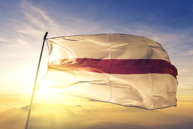 Belçika 'nın Doğu Flanders bölgesinden Dendermonde. Güneşin en tepedeki sisinde sallanan tekstil kumaşı.