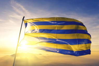 Belçika 'nın Batı Flanders bölgesinden Diksmuide. Güneşin en tepedeki sisinde sallanan tekstil kumaşı.