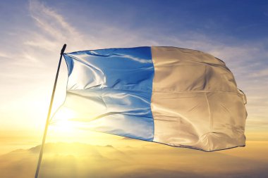 Belçika 'nın Namur bayrağı. Kumaş kumaşı. Güneşin en tepedeki sisinde sallanıyor.