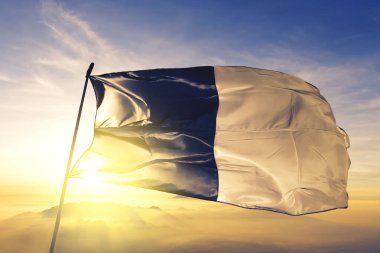 Belçika 'nın Namur' unun Gembloux 'u. Güneşin en tepedeki sisinde sallanan tekstil kumaşı.