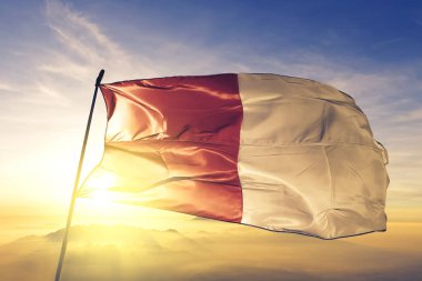 Limbourg of Liege of Belçika Bayrağı Kumaş Kumaşı En üstteki gündoğumu sisinde sallanıyor