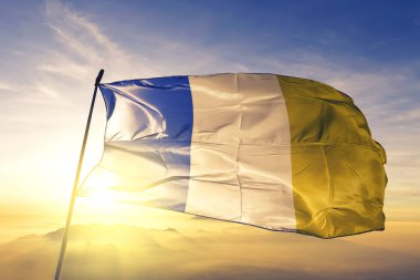 Belçika Liege 'inden Stavelot. Kumaş kumaşı. Güneşin en tepedeki sisinde sallanıyor.