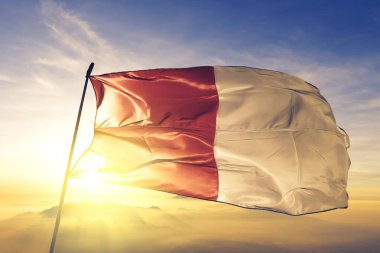 Belçikalı Hainaut 'lu Tournai bayrağı. Tekstil kumaşı. Güneşin en tepedeki sisinde sallanıyor.