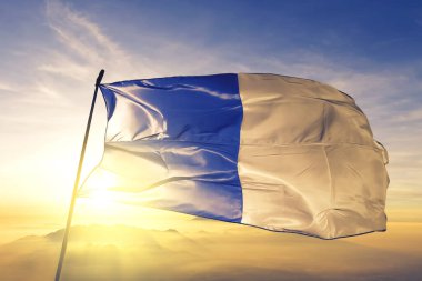 Belçika bayraklı Antwerp 'in dönüşü. Tekstil kumaşı. Güneşin en tepedeki sisinde sallanıyor.