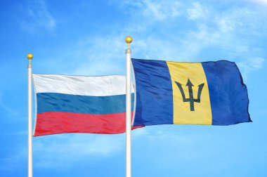 Rusya ve Barbados bayrak direkleri ve mavi bulutlu arka planda iki bayrak